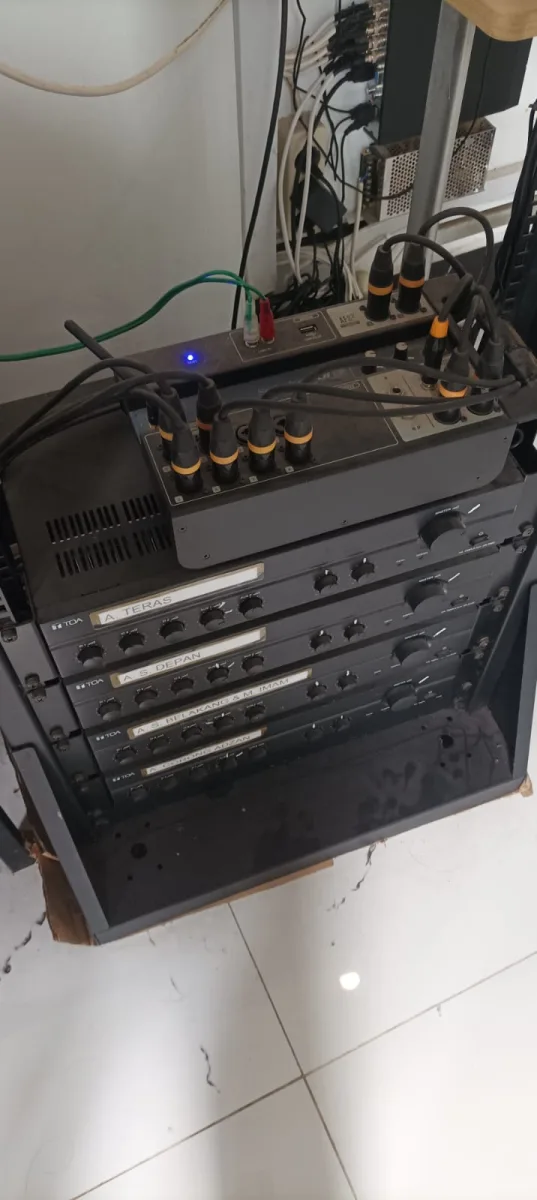 Mixer Soundcraft Ui12 dan deretan amplifier TOA per zona: teras, shaf depan, shaf belakang & mic imam, serta adzan