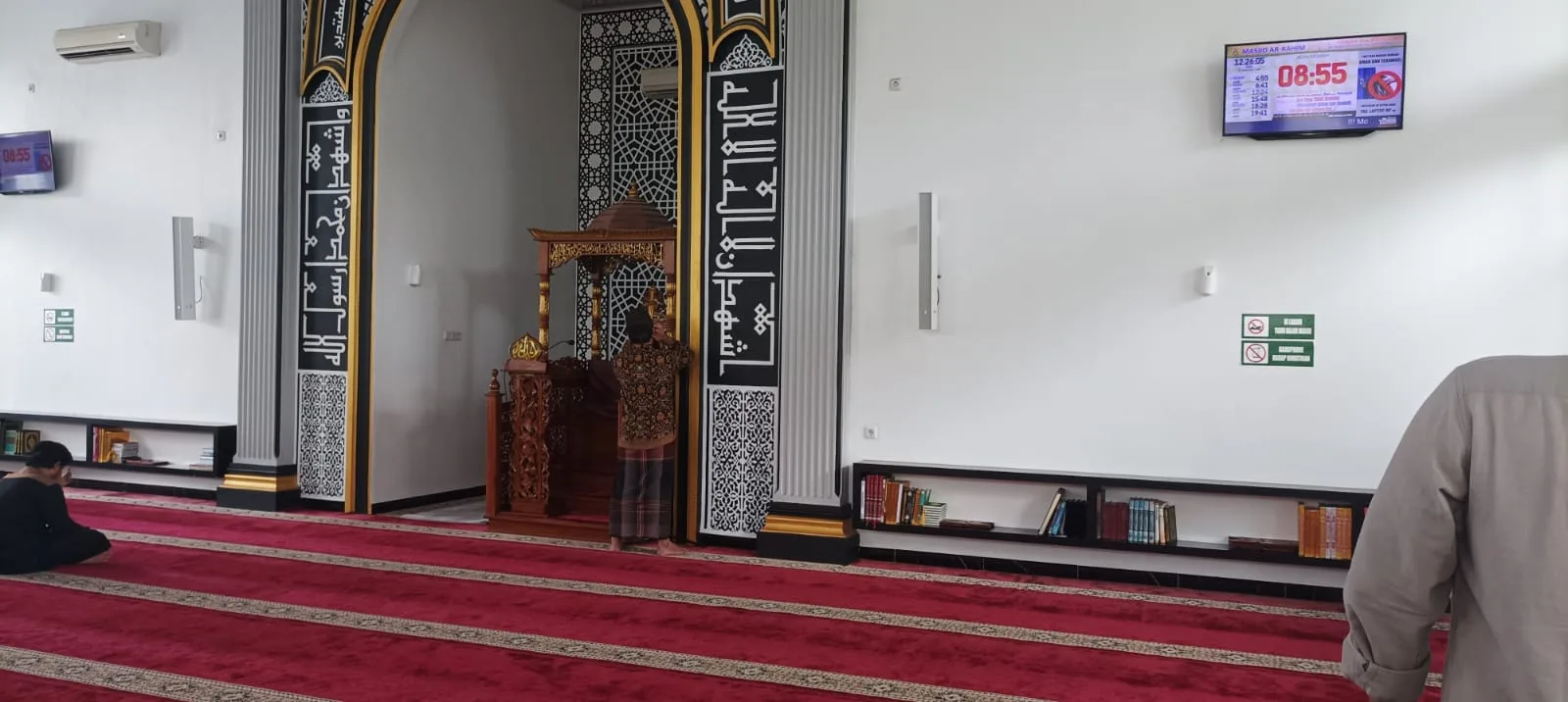 Bagian dalam Masjid Ar Rahim dengan speaker slim array TOA terpasang di pilar