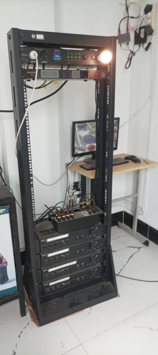 Rack soundsystem Masjid Ar Rahim tertata rapi: stabilizer Ashley, mixer, dan amplifier TOA per zona