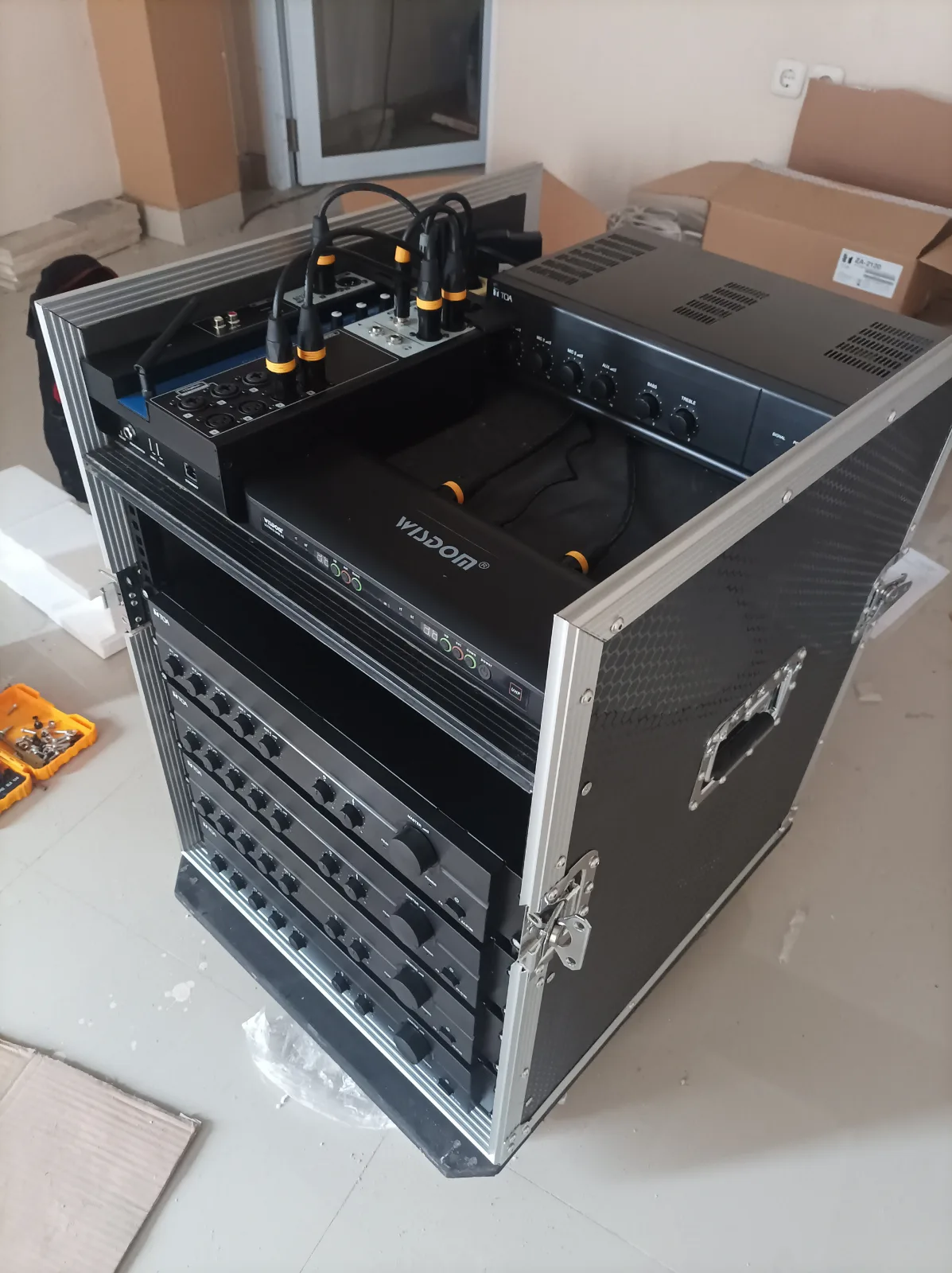 Deretan power amplifier TOA dan speaker horn pada sistem Masjid Bahrun Fil Khoir